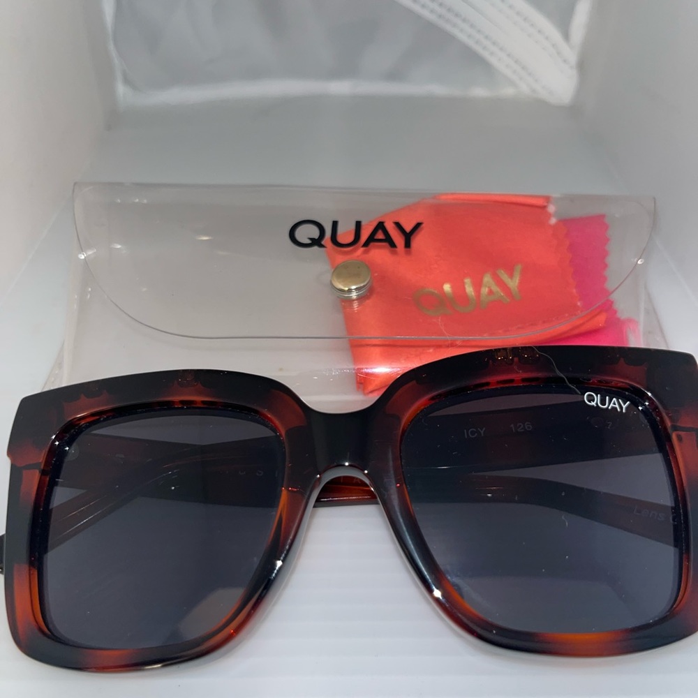 Spiked cateye Quay sunglasses